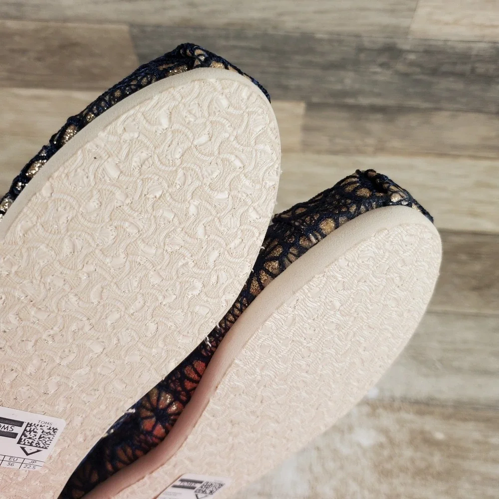 Toms Classics Slip On Flats Sz 5.5‎ Casual Shoes Gold Navy Crochet Glitter